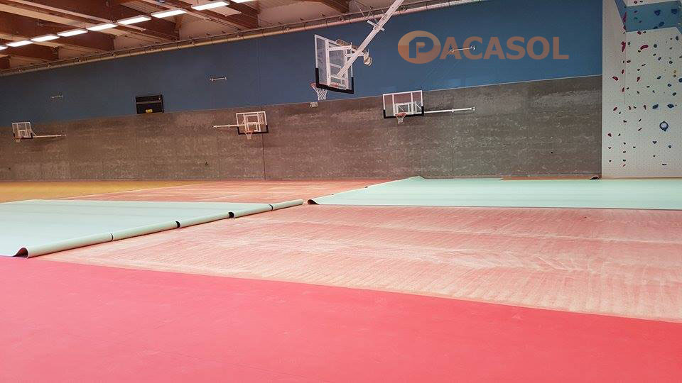 Pose d'un revêtement de sol sportif Taraflex Sport M Performance Confort dans le gymnase du Collège Jean Giono à Marseille - Pacasol