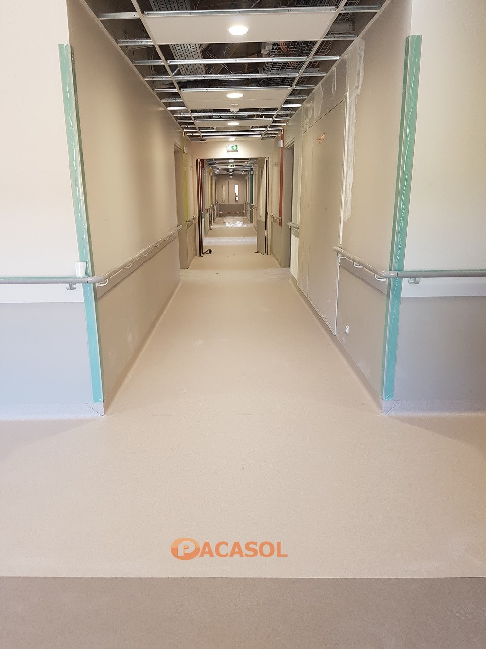 Pose en remontée en plinthe Taralay Premium Compact couloirs Hôpital Tarare - Pacasol